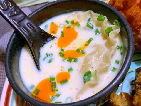 餃子入りの冷たい豆乳スープ